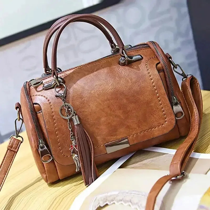 Mirella - Bolsa Baú em Couro com Elegância Casual