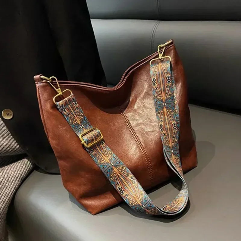 Ayra — Bolsa em Couro Com Alça Boho Chic
