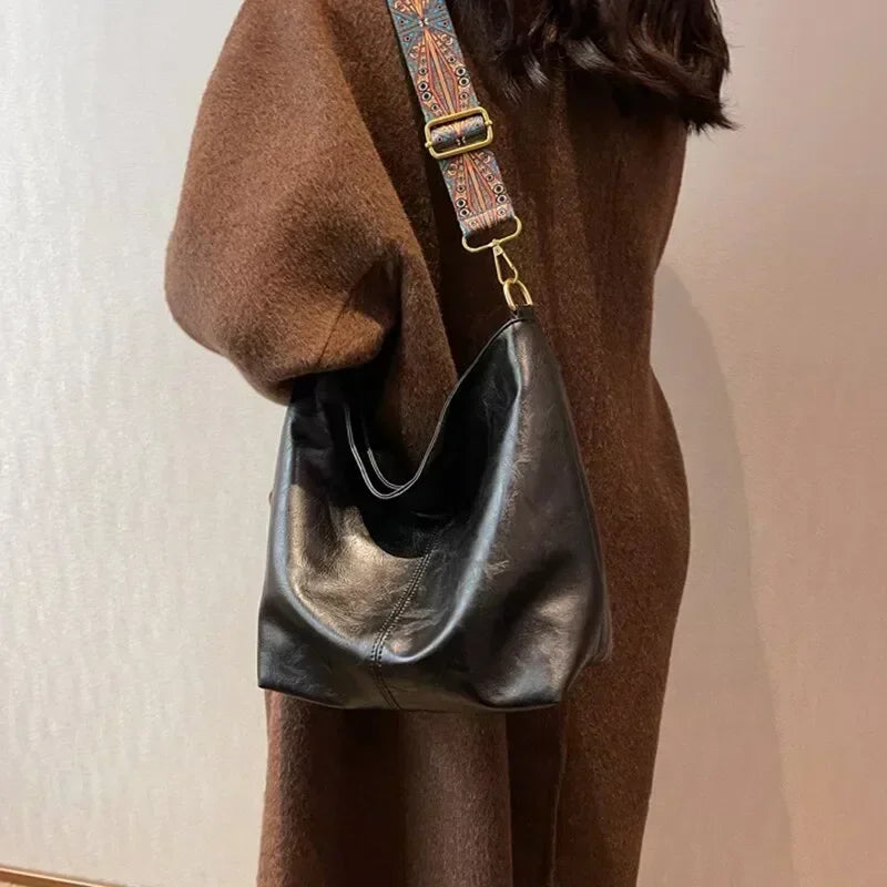 Ayra — Bolsa em Couro Com Alça Boho Chic