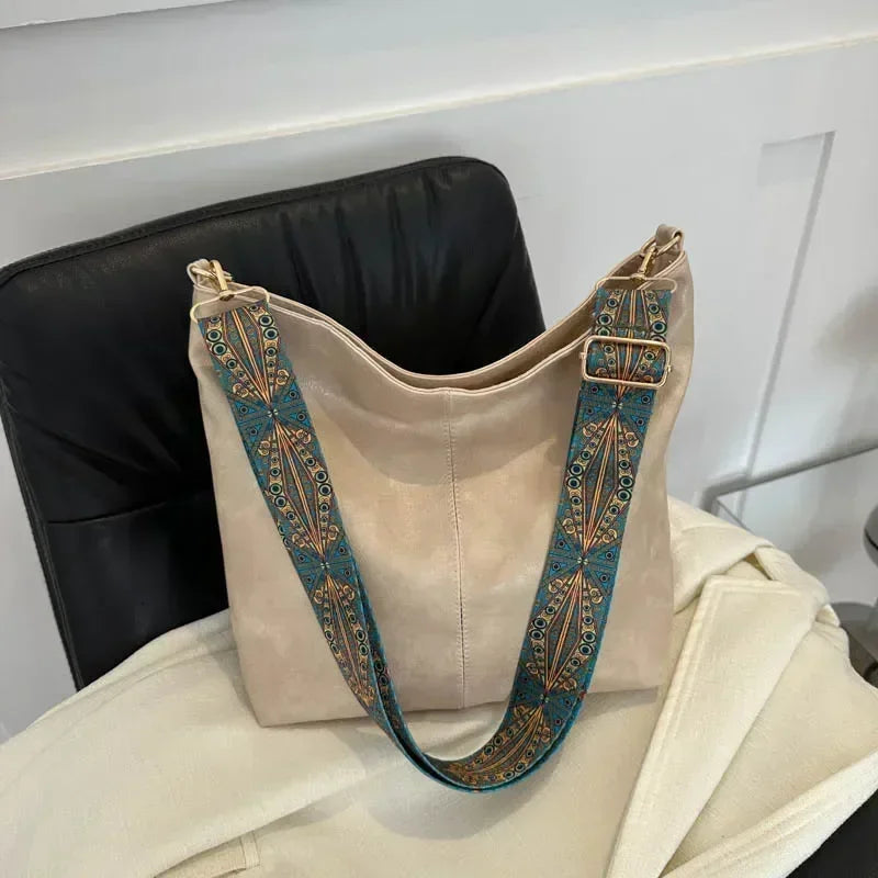 Ayra — Bolsa em Couro Com Alça Boho Chic