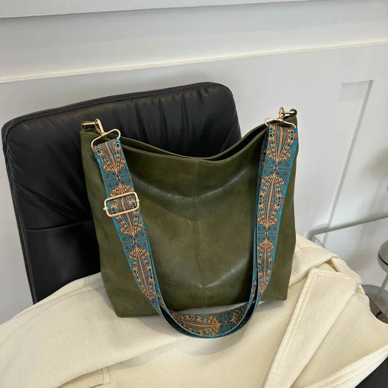 Ayra — Bolsa em Couro Com Alça Boho Chic