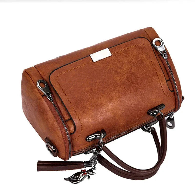 Mirella - Bolsa Baú em Couro com Elegância Casual