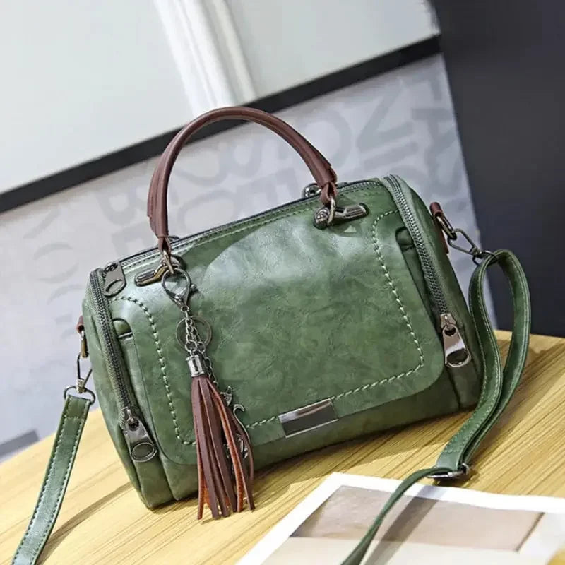 Mirella - Bolsa Baú em Couro com Elegância Casual