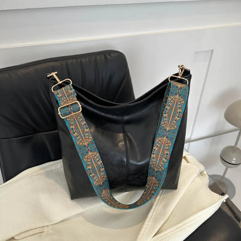 Ayra — Bolsa em Couro Com Alça Boho Chic